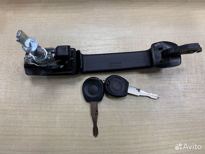 Ручка двери передней (прав, лев) Golf 3 / Vento