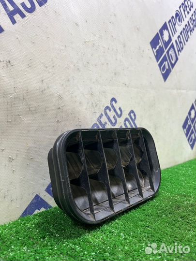 Воздушный клапан кузова задний правый Skoda Superb