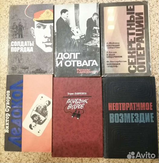 Полки вместе с книгами и по отдельности