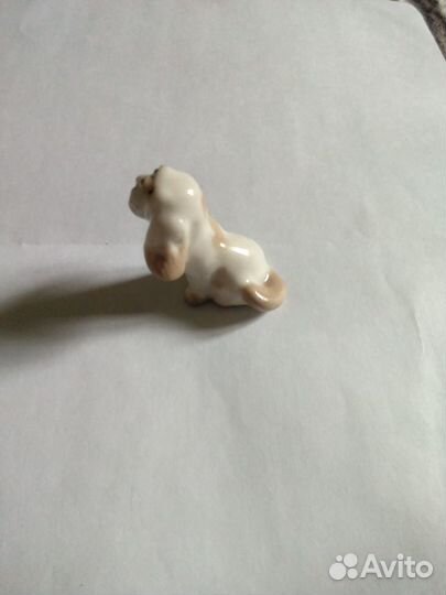 Фарфоровая статуэтка собака