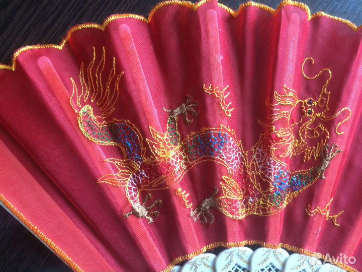 Веер с вышивкой