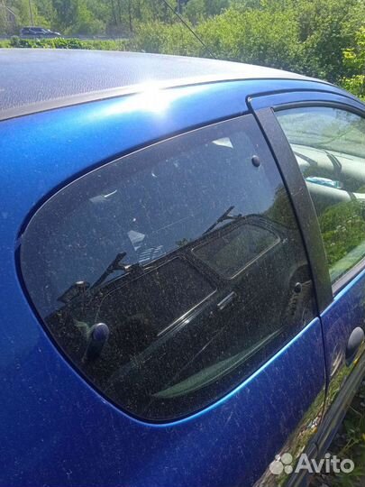 Стекло peugeot 206