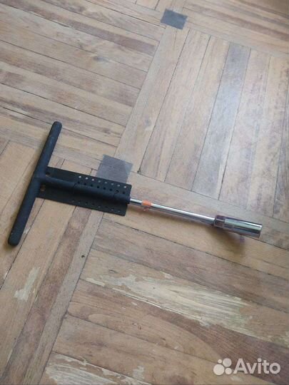 Свечной ключ для двигателя машины