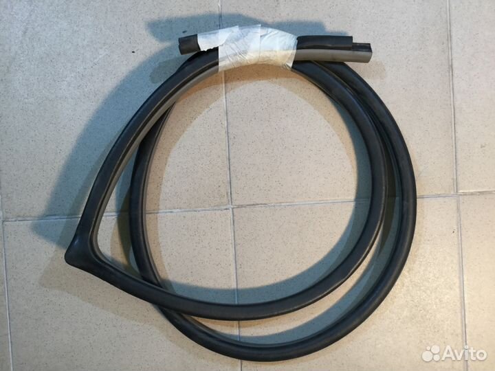 Уплотнитель двери Митсубиси L200 (KB) 2006-2016