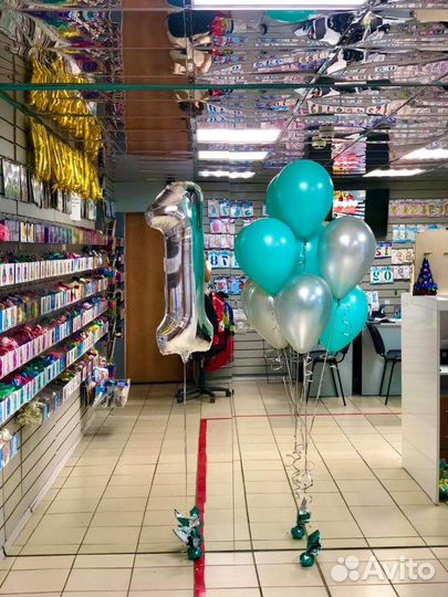 Цифра один серебро и фонтан с бирюзовыми шарами