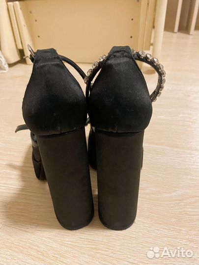 Обувь на высоком каблуке