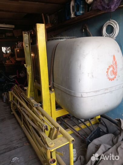 Опрыскиватель навесной он 1000 л