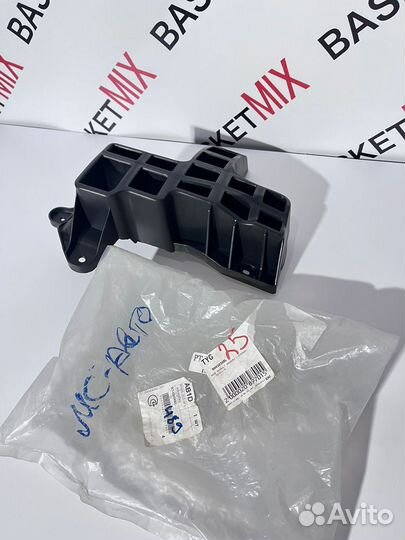 Направляющая заднего бампера левая