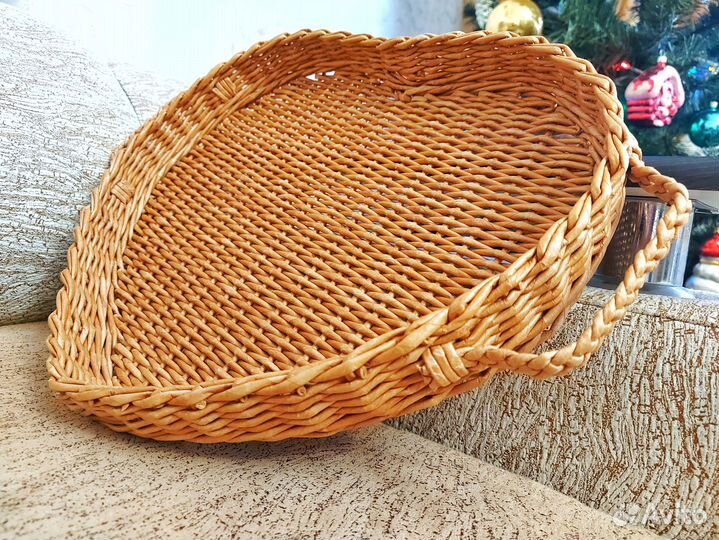 Плетеный поднос с ручками в форме сердца