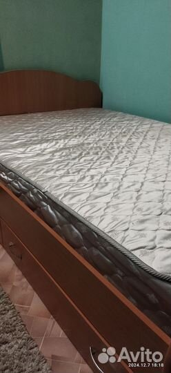 Кровать двухспальная с матрасом 200*150