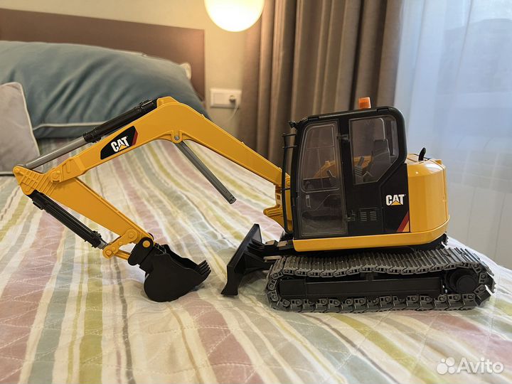 Гусеничный трактор Bruder