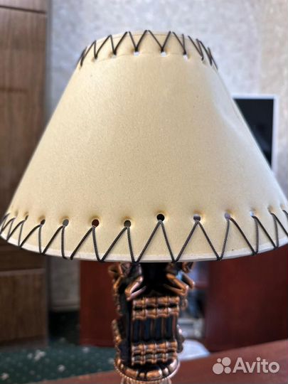 Часы и лампа