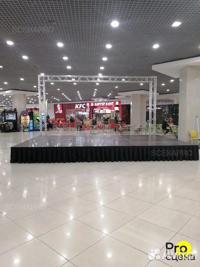 Мобильный подиум из евростолов с пресс-волом