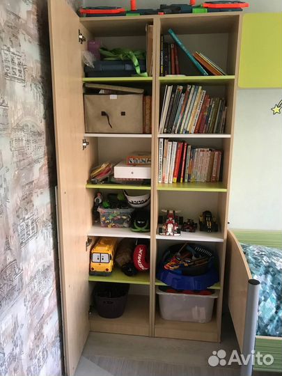 Детская кровать, стеллаж, навесная полка