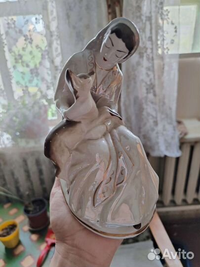 Фарфоровая статуэтка СССР девушка с олененком