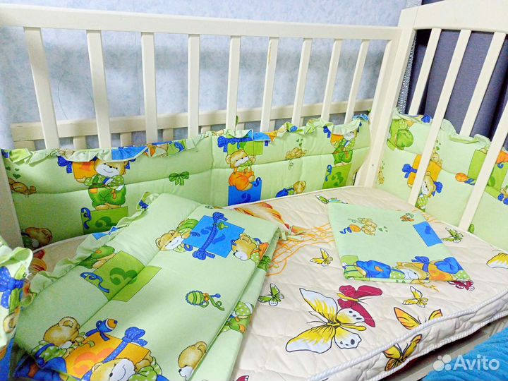 Детская кроватка с маятником