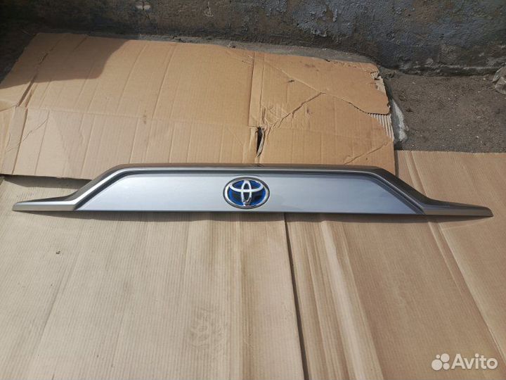 Тайота Рав 4 50 Накладка между фонарями