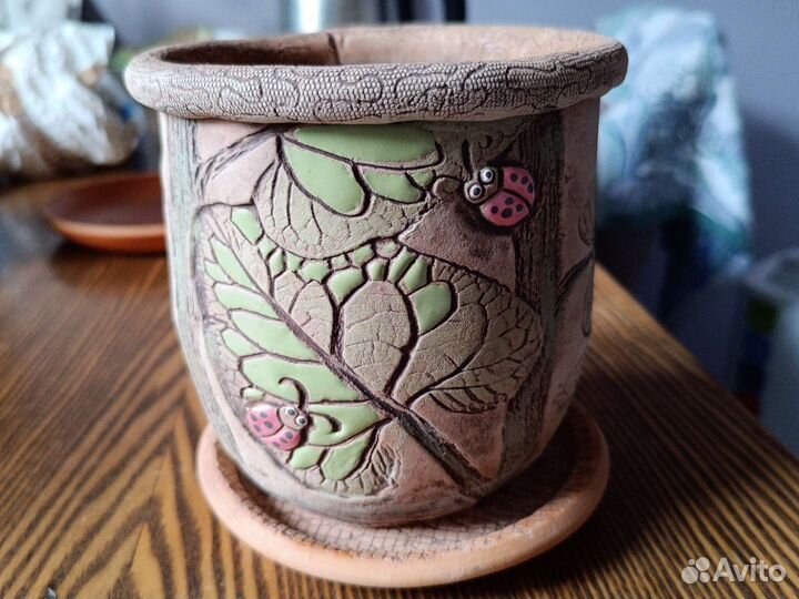 Глиняный горшок для цветов