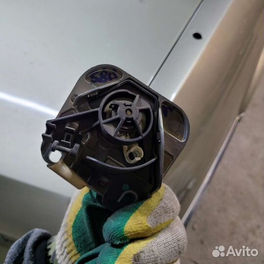 Замок багажника с ключем на вольво s80 2007г