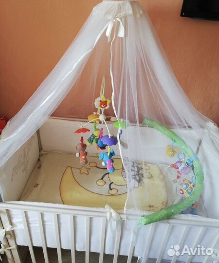 Комплект в кроватку из 7 предметов,матрас на комод