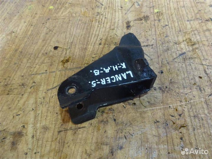 Кронштейн двигателя Mitsubishi Lancer (C6) 1988-1