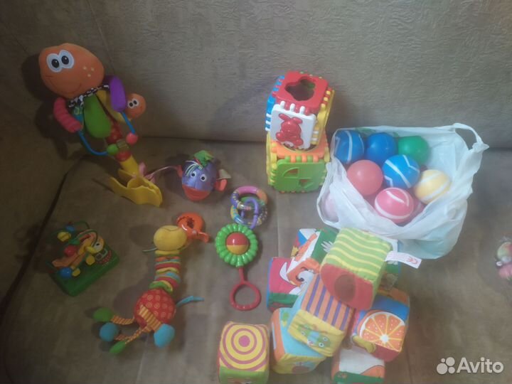 Игрушки на коляску, кубики и т.д