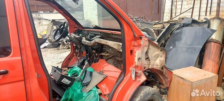 Разбираю volkswagen transporter T5 2003 год