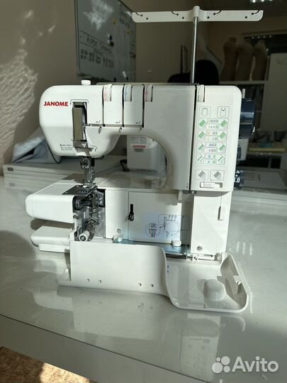 Швейная машина Janome Cover Pro 2