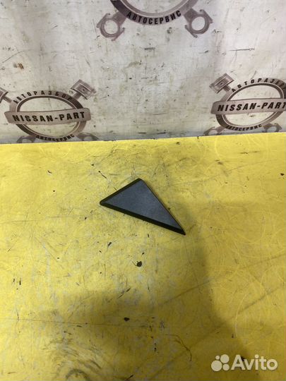 Chevrolet camaro 6 заглушкой над зеркалом левая