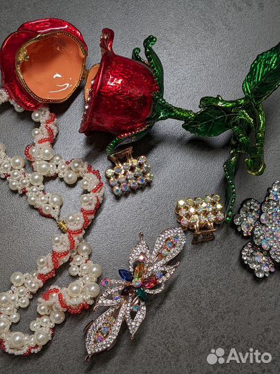 Коробка с блестящими заколками и др