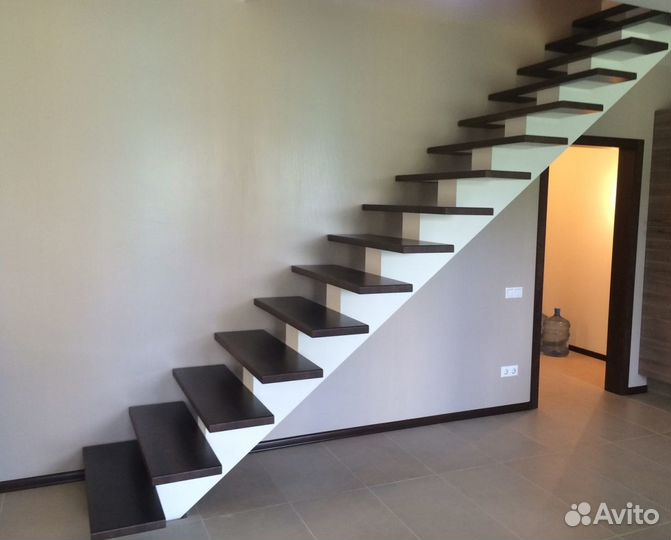 Металлический Каркас Лестницы на Ломанном Косоуре