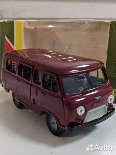 Коллекционная модель УАЗ 452 буханка