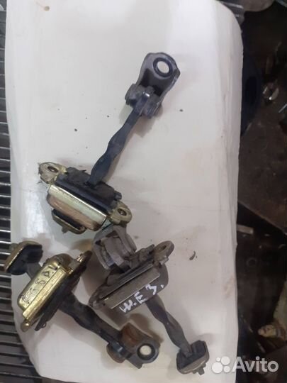 Ограничитель двери Skoda Fabia