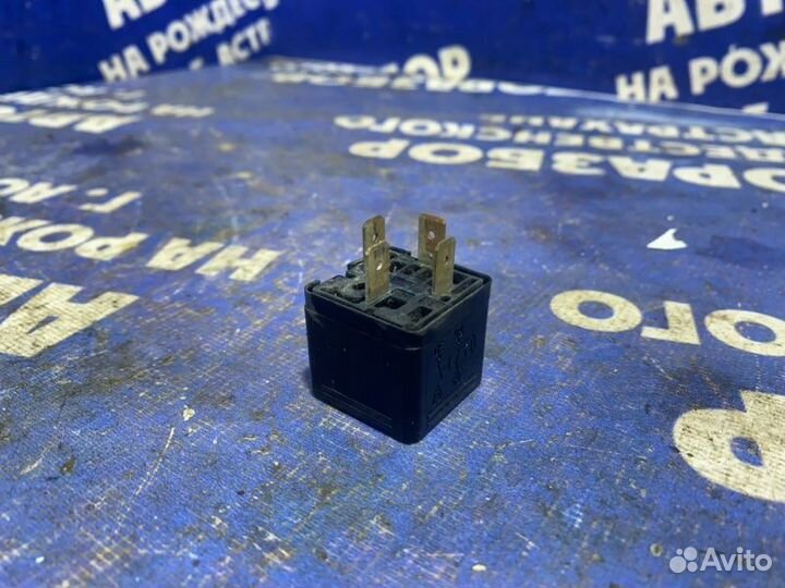 Реле Audi 80 седан 1990
