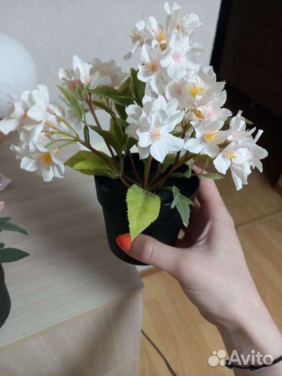 Искусственные цветы в горшках