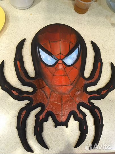 Продам медальон с изображением человека паука