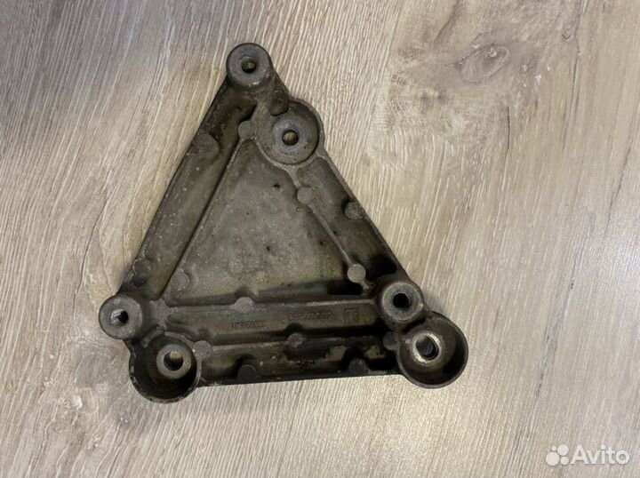 Кронштейн крепления компрессора кондиционера Opel