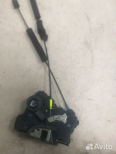 Замок двери передний левый Toyota Avensis ADT250