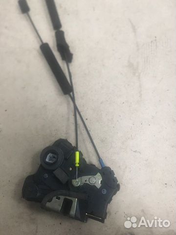 Замок двери передний левый Toyota Avensis ADT250