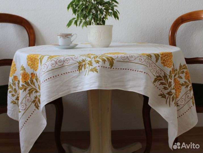 Льняная винтажная скатерть с цветами. 117х152 см