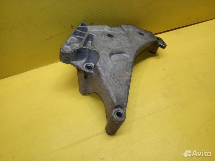 Кронштейн двигателя правый VW Passat B6 Q3 A3