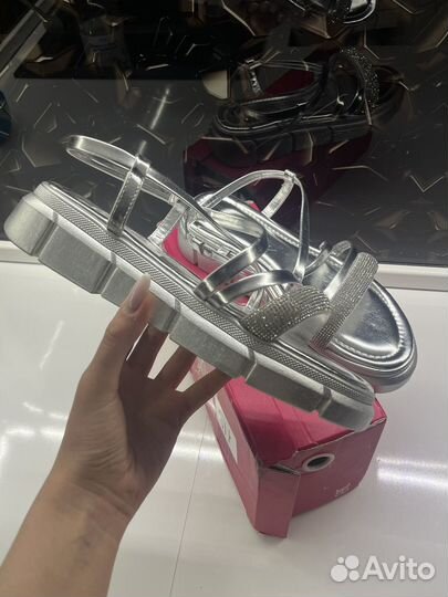 Босоножки летние серебристые со стразами 40