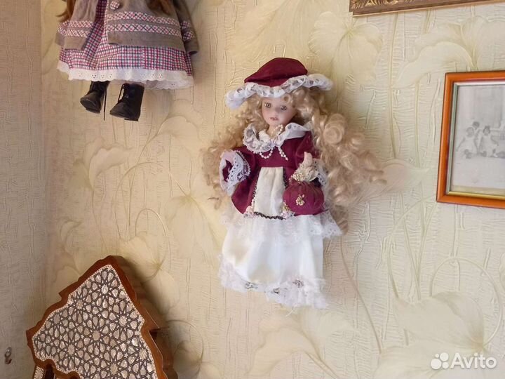 Кукла фарфоровая