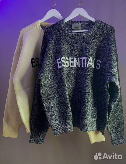 Вязанный свитер Essentials два цвета на руках