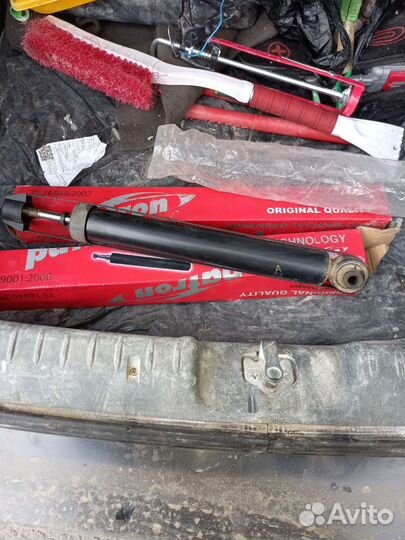 Задний амортизатор Toyota Corolla 150