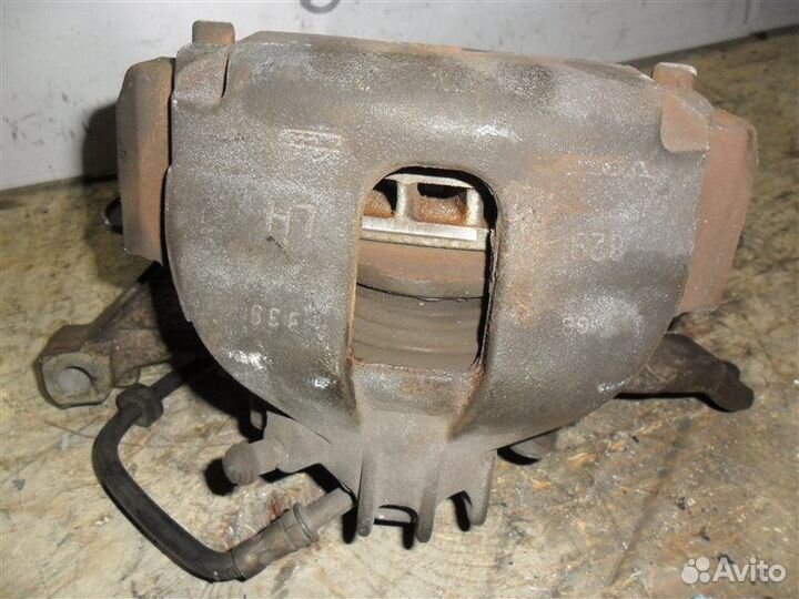 Ступица (кулак, цапфа) передняя левая Volvo V70