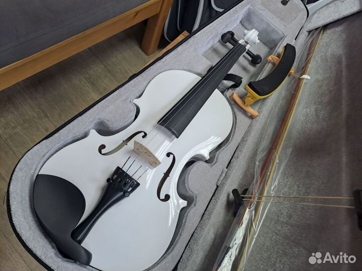 Скрипка 4/4 белая комплект с мостиком