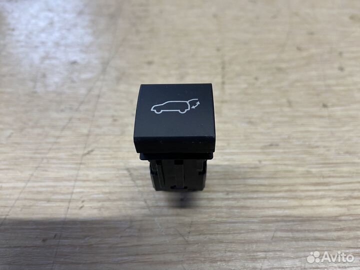 Кнопка открывания багажника Toyota Rav4 XA50