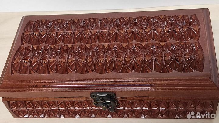 Деревянная шкатулка