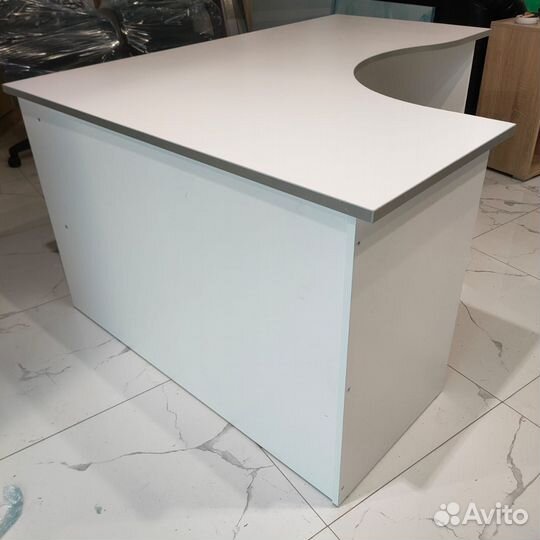 Угловой стол в офис